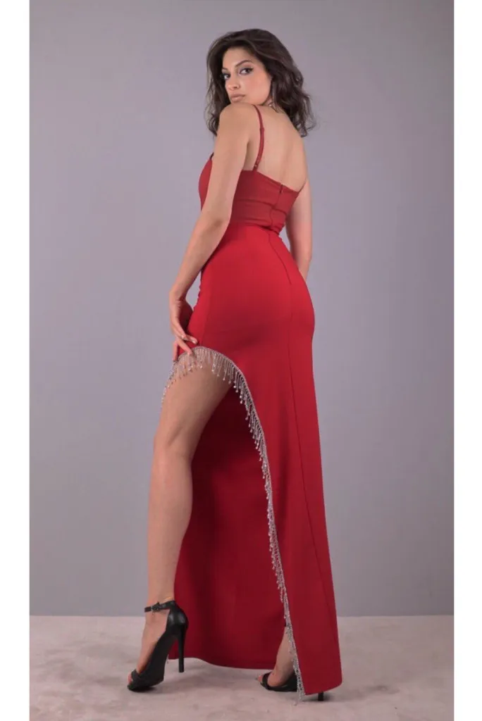 Abito lungo aderente rosso con spalline e spacco laterale rifinito da strass pendenti