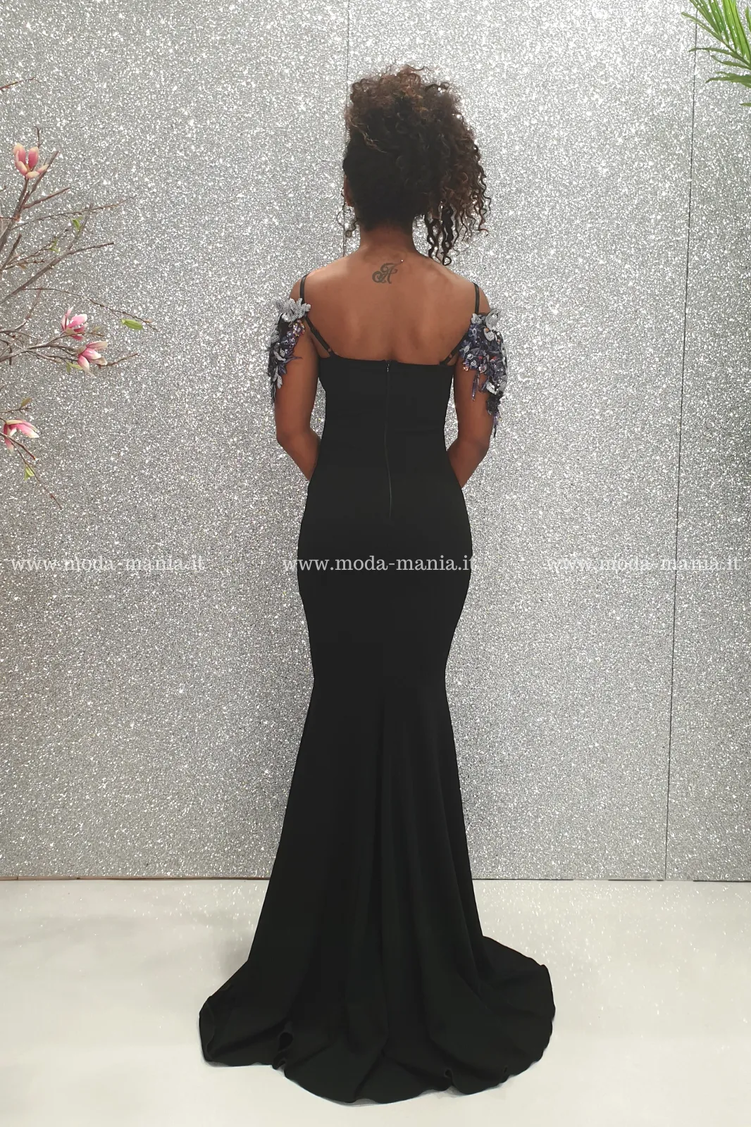 Abito lungo nero a sirena Chanttal con scollo a cuore accessoriato con paillettes floreali argento blu viola