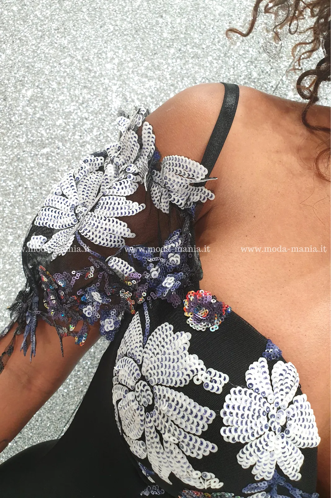 Abito lungo nero a sirena Chanttal con scollo a cuore accessoriato con paillettes floreali argento blu viola