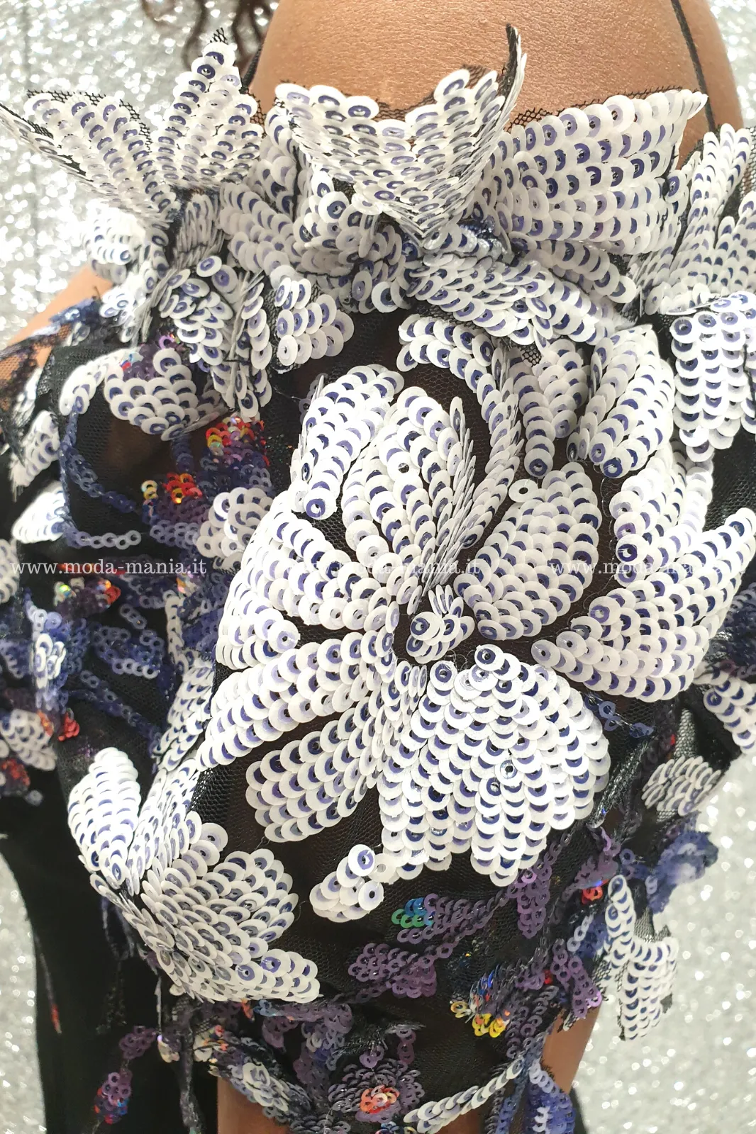 Abito lungo nero a sirena Chanttal con scollo a cuore accessoriato con paillettes floreali argento blu viola