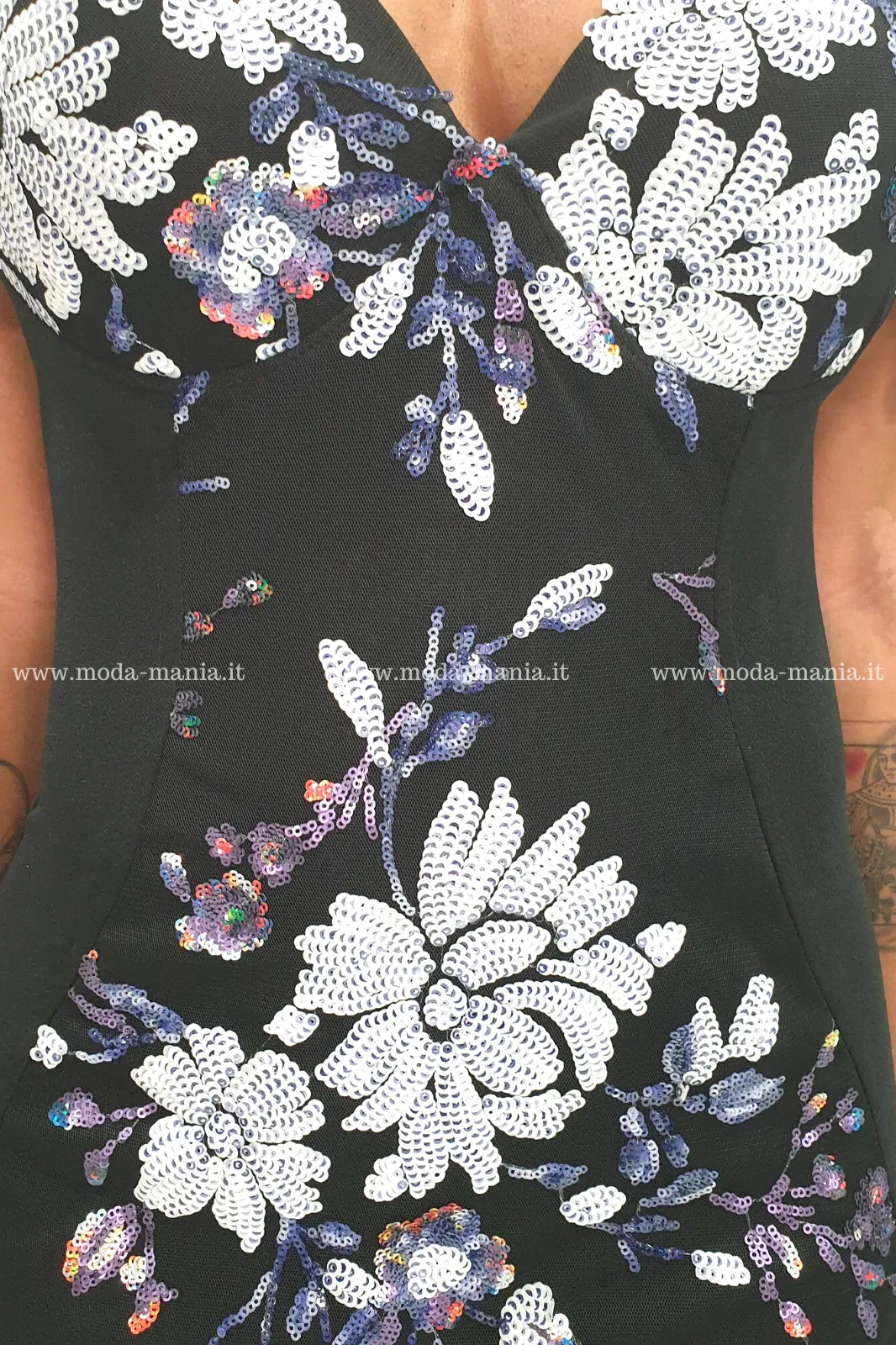 Abito lungo nero a sirena Chanttal con scollo a cuore accessoriato con paillettes floreali argento blu viola