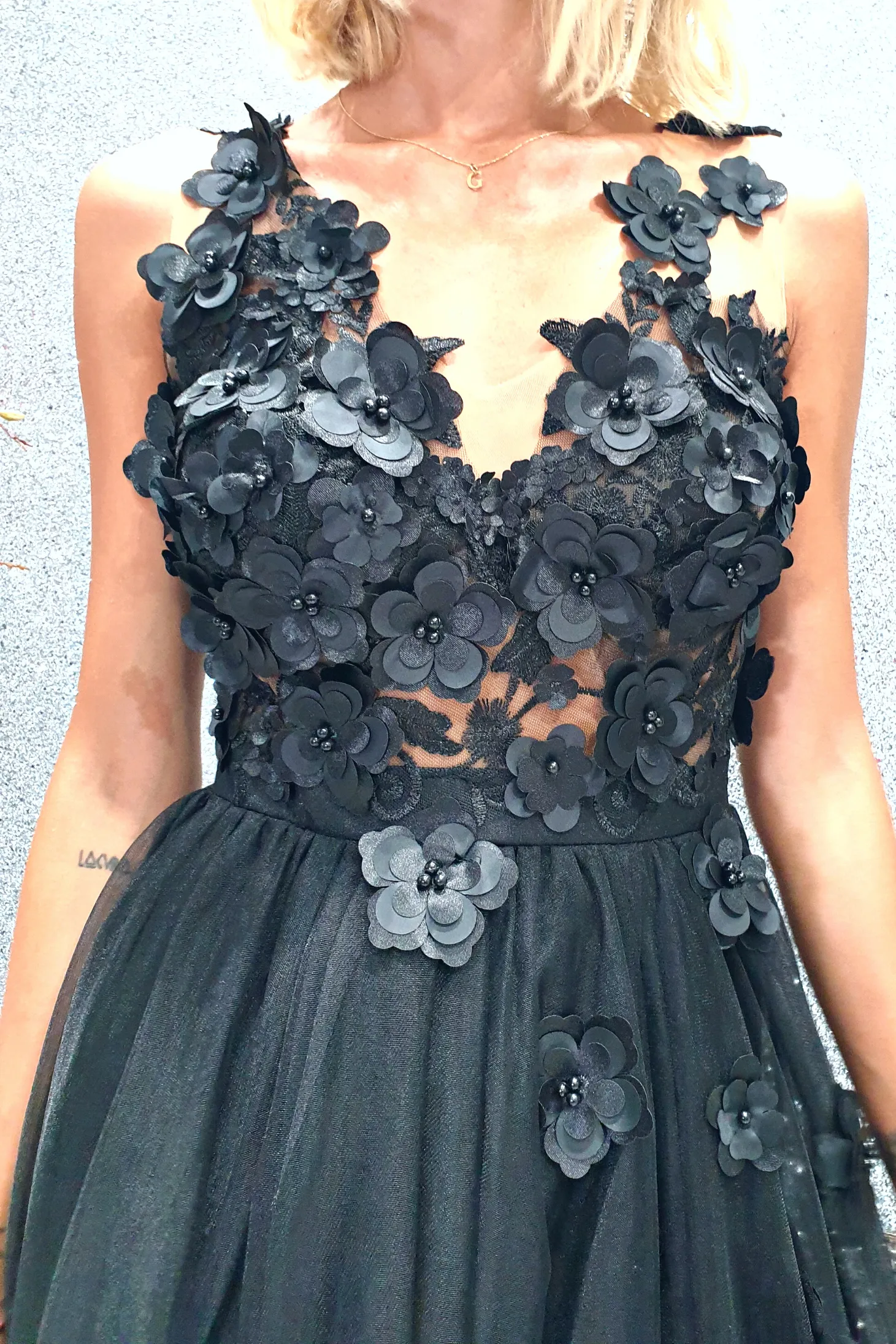 Abito lungo nero Axa gonna con spacco in tulle e corpetto a fiori 3D