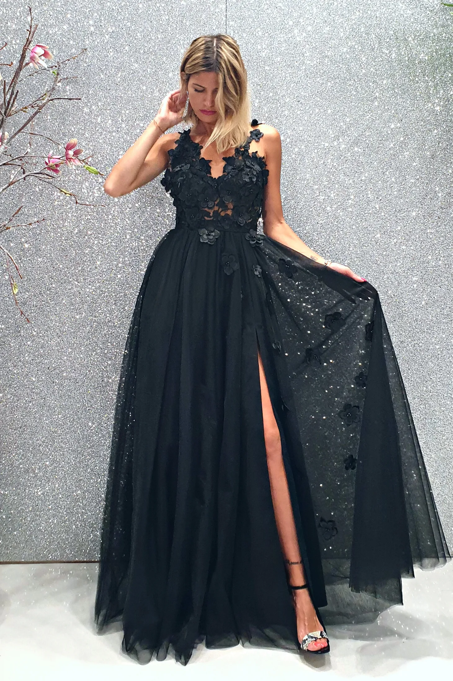 Abito lungo nero Axa gonna con spacco in tulle e corpetto a fiori 3D
