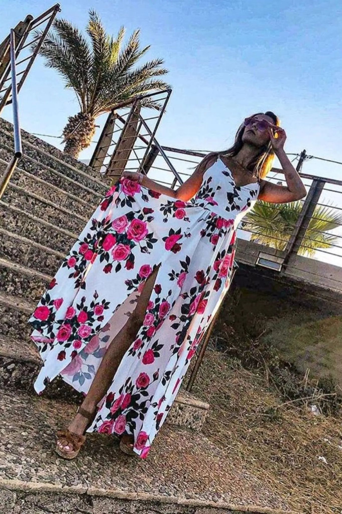 Abito lungo svasato estivo bianco a fantasia floreale fucsia e fiori verdi con spacchi laterali