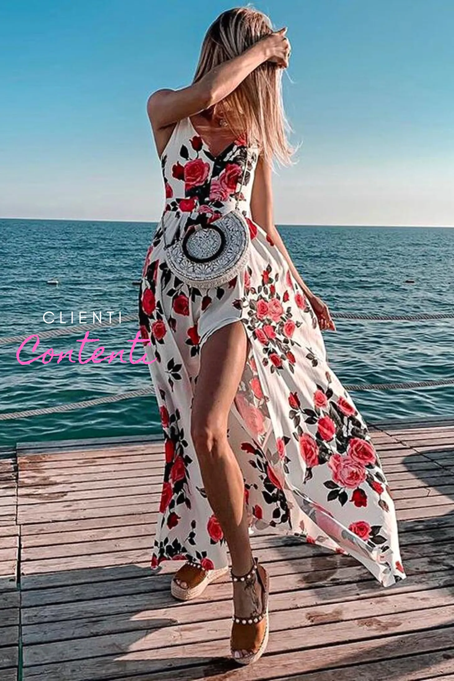Abito lungo svasato estivo bianco a fantasia floreale fucsia e fiori verdi con spacchi laterali