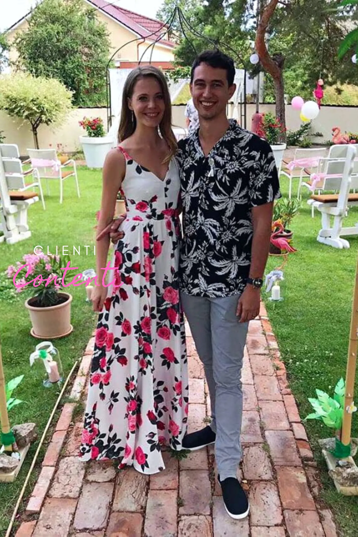 Abito lungo svasato estivo bianco a fantasia floreale fucsia e fiori verdi con spacchi laterali