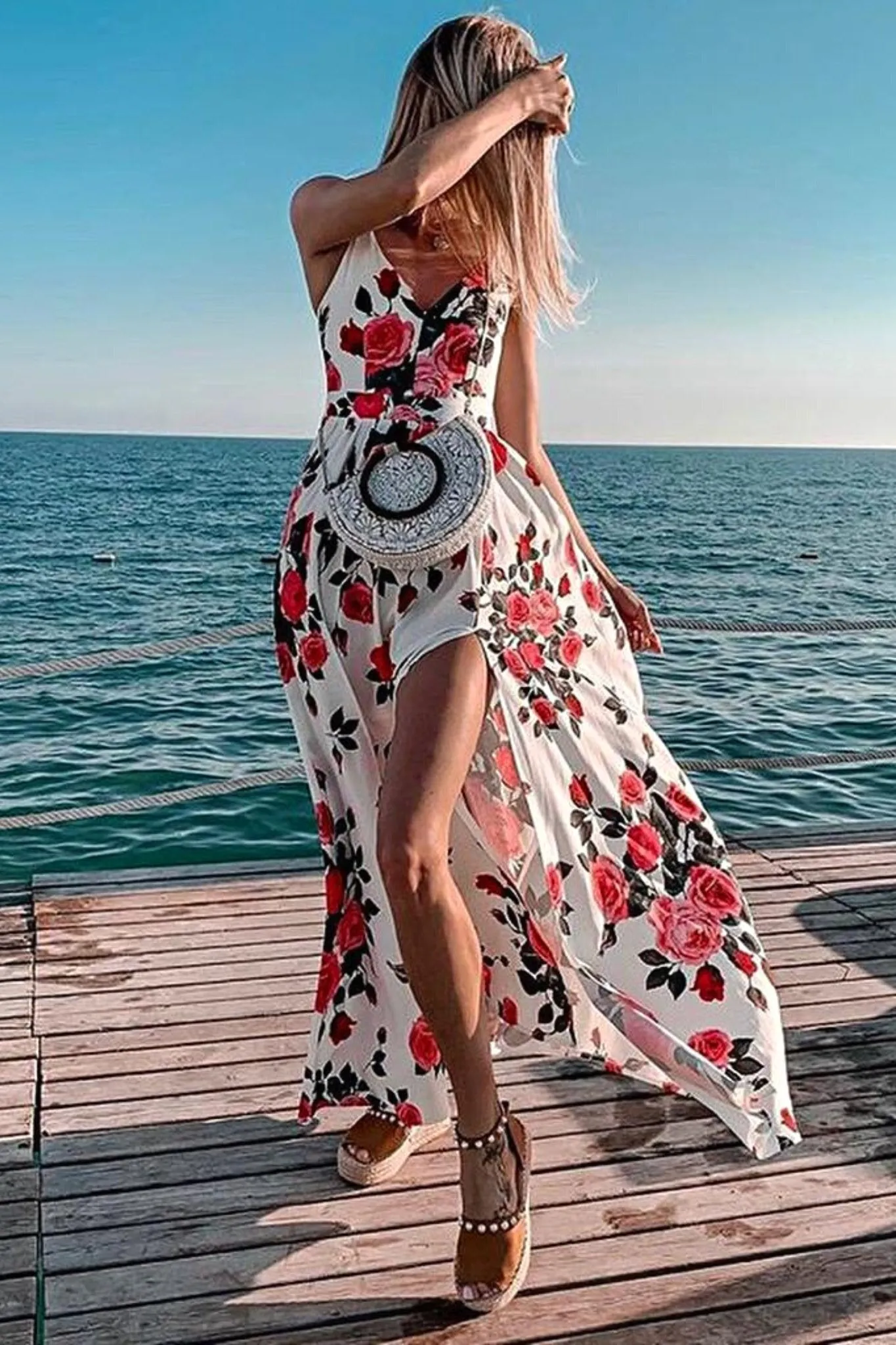 Abito lungo svasato estivo bianco a fantasia floreale fucsia e fiori verdi con spacchi laterali