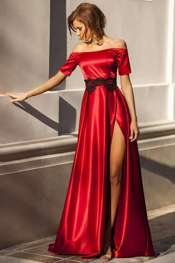 Abito lungo svasato rosso Artista rosso con merletto nero decorativo e scollatura a barchetta e spacco profondo