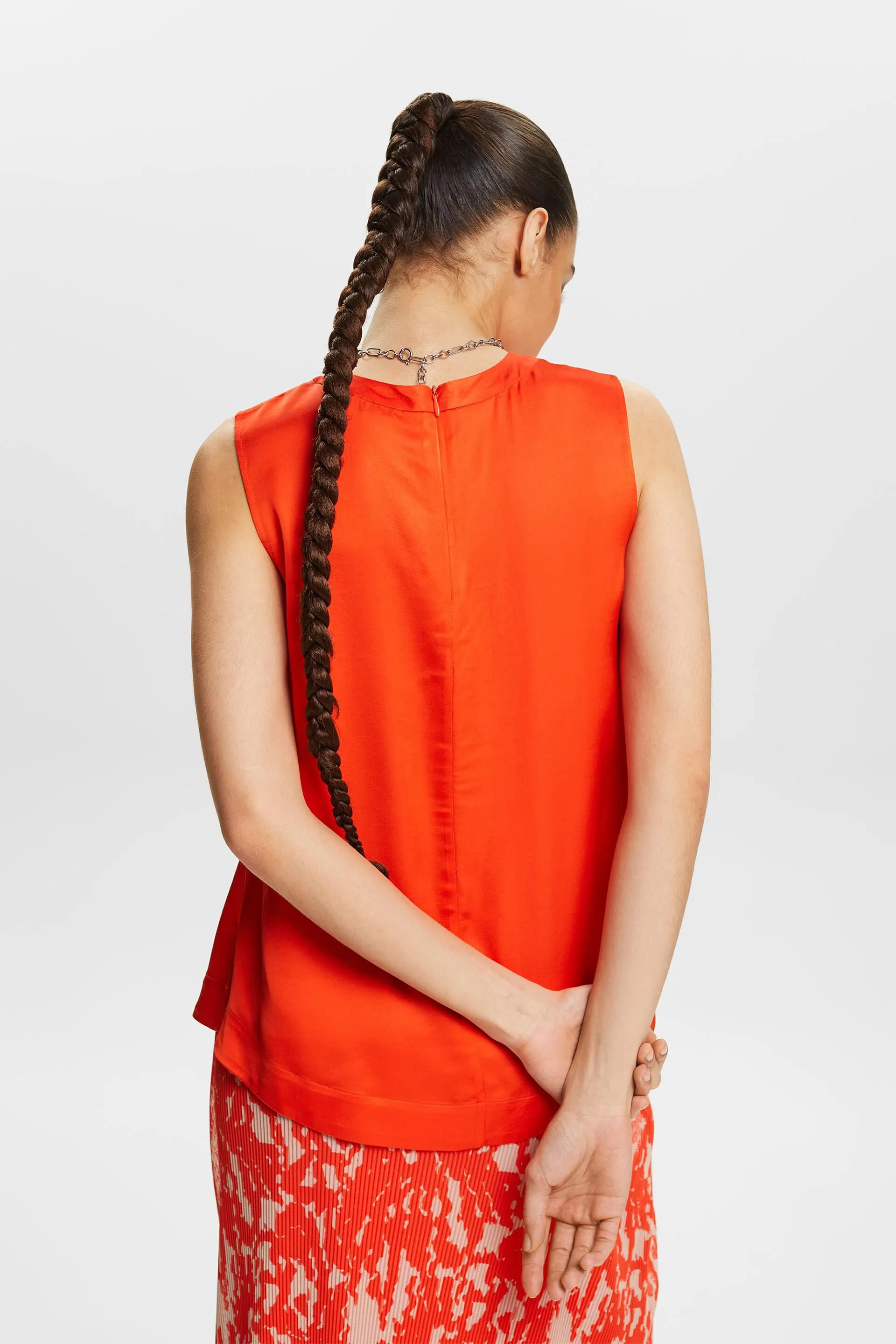 Blusa in raso senza maniche