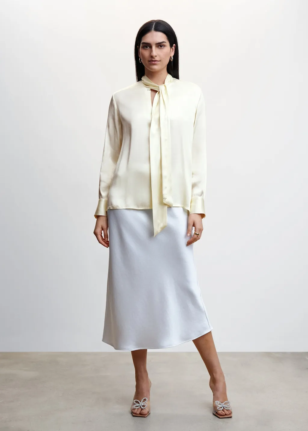 Blusa satinata fiocco collo