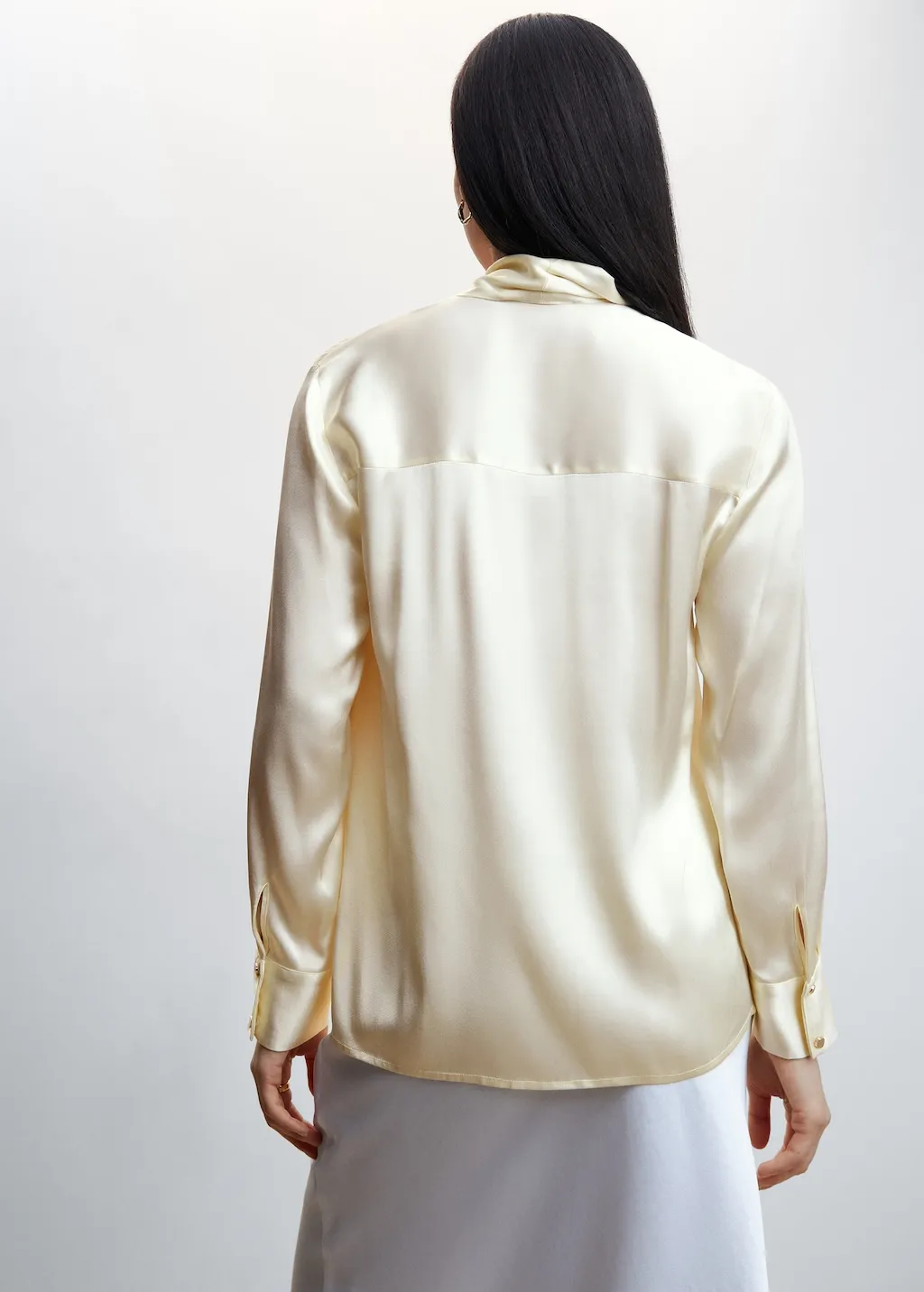Blusa satinata fiocco collo