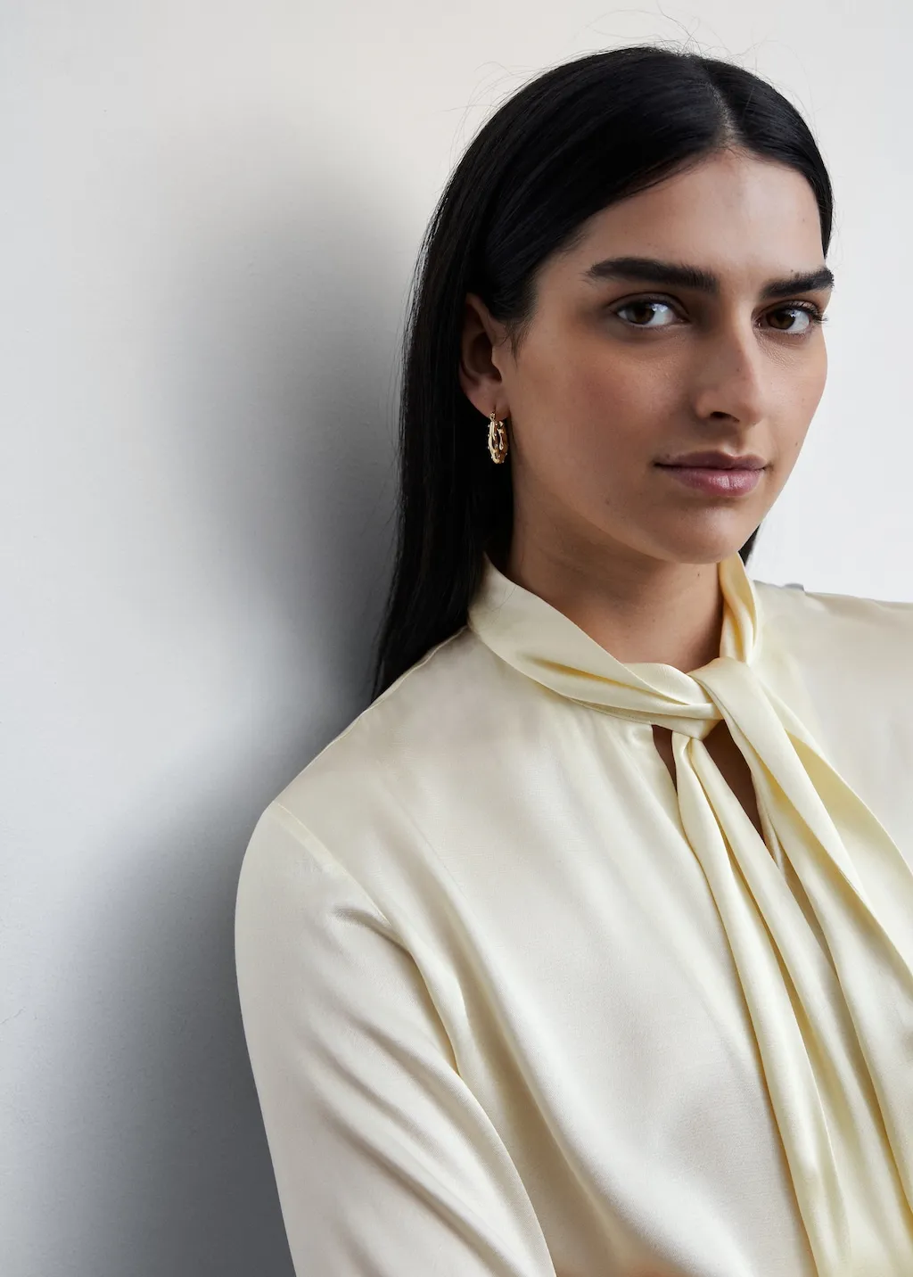 Blusa satinata fiocco collo
