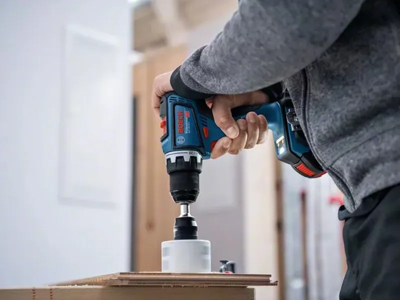Bosch Kit trapano, avvitatore, perforatore e sega universale con 3 batterie e valigette
