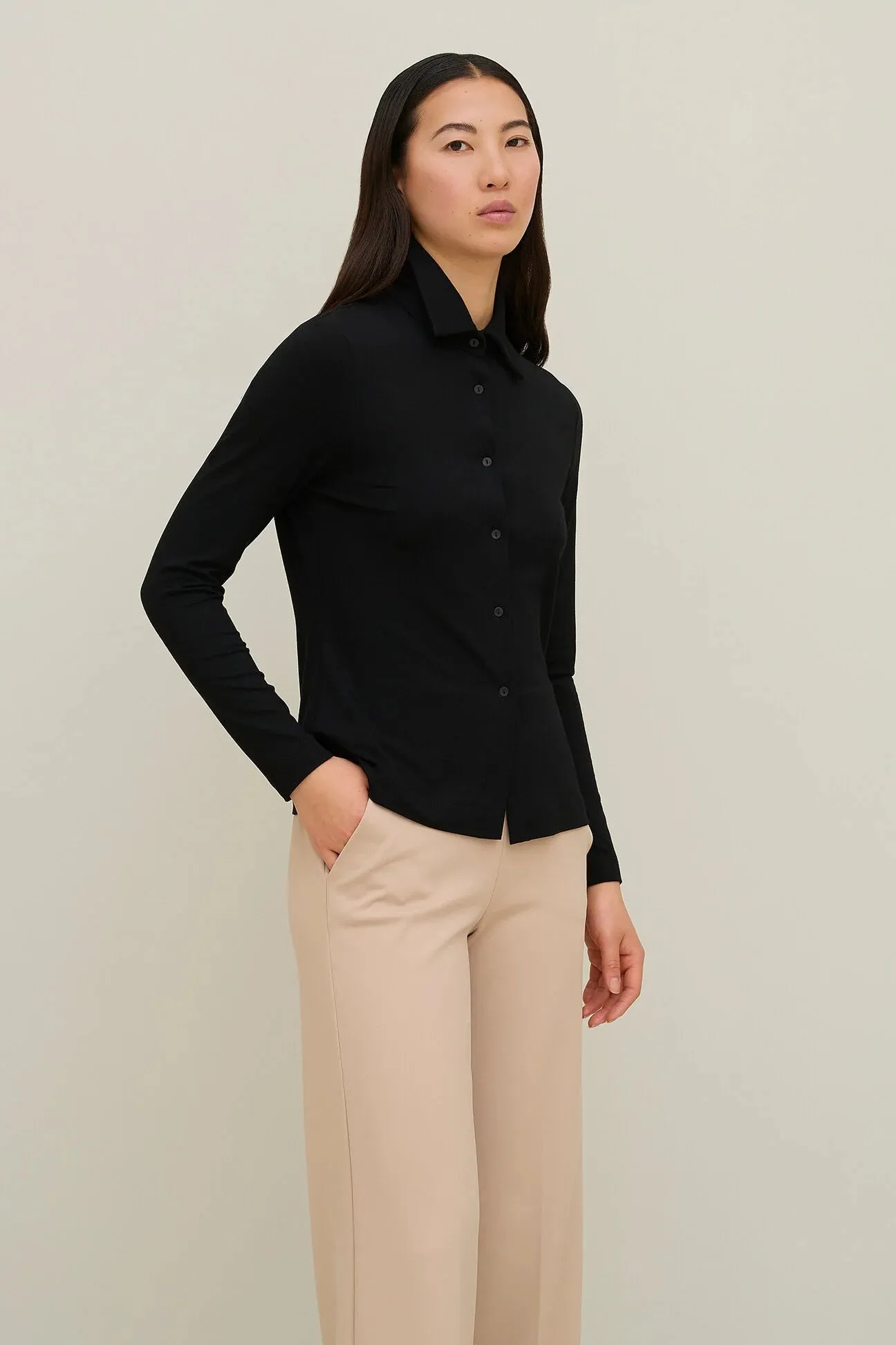Camicia aderente in jersey viscosa elasticizzato con bottoni madreperla
