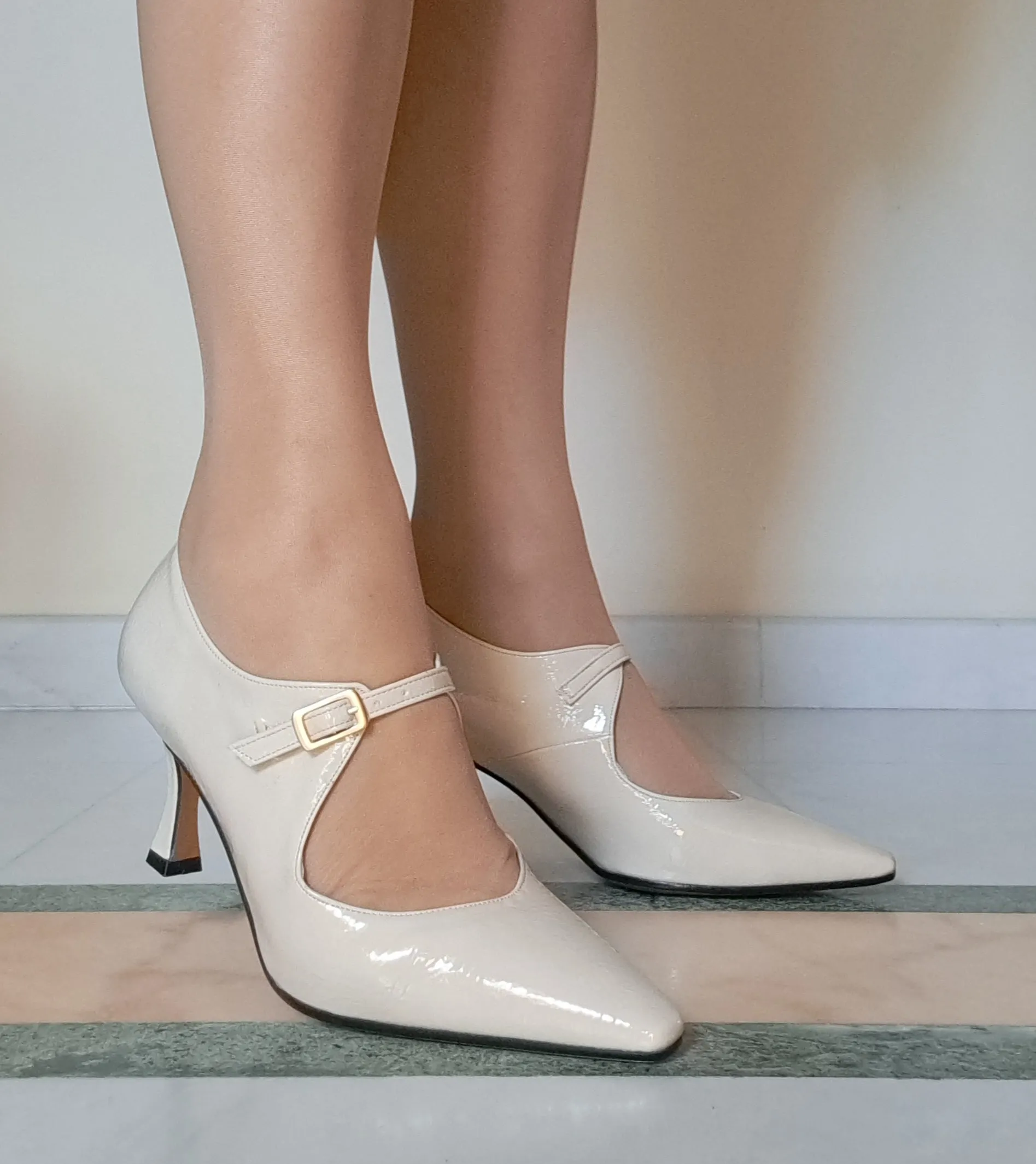 DECOLLETE FIBBIA COLLO BEIGE