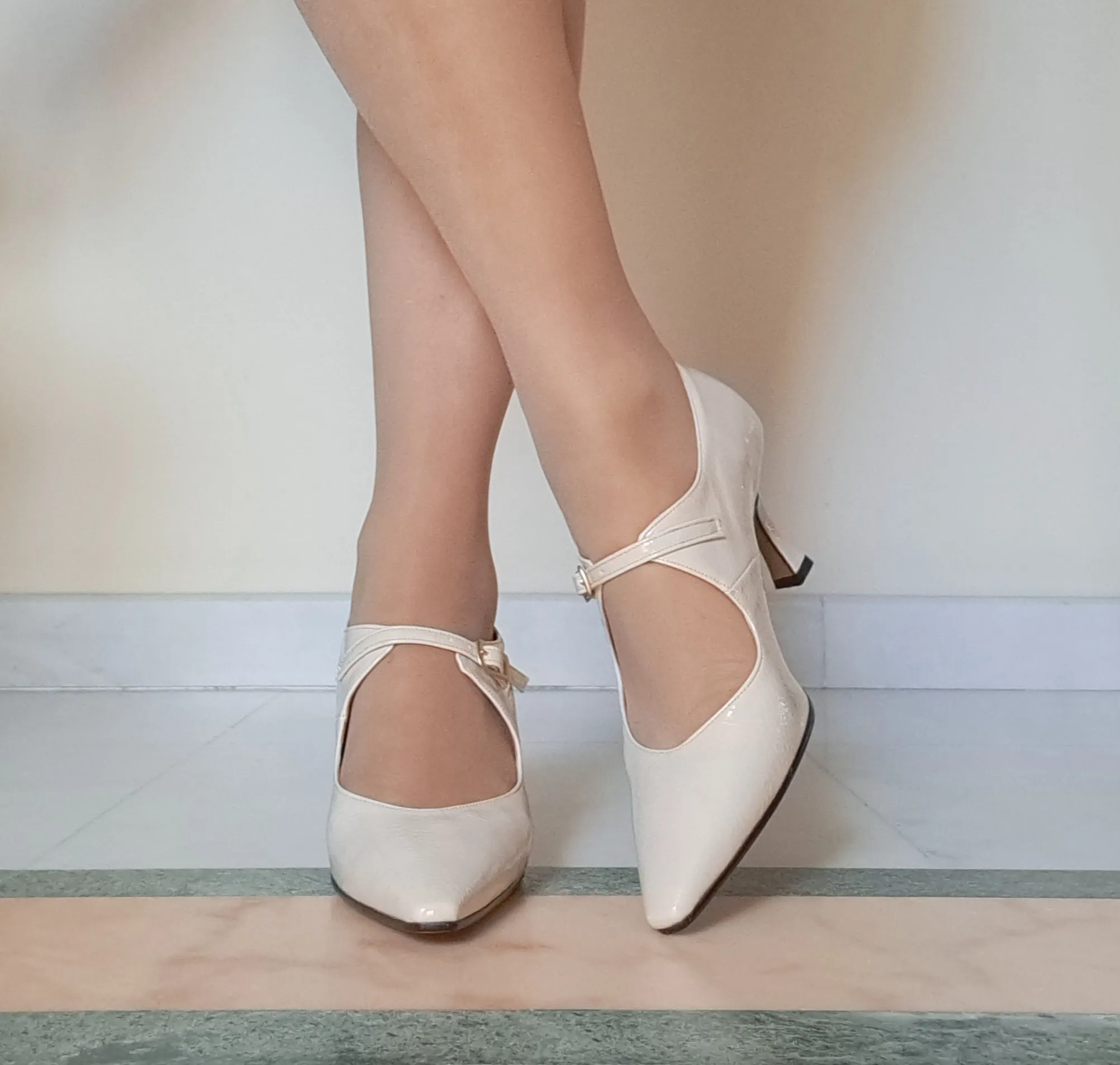 DECOLLETE FIBBIA COLLO BEIGE