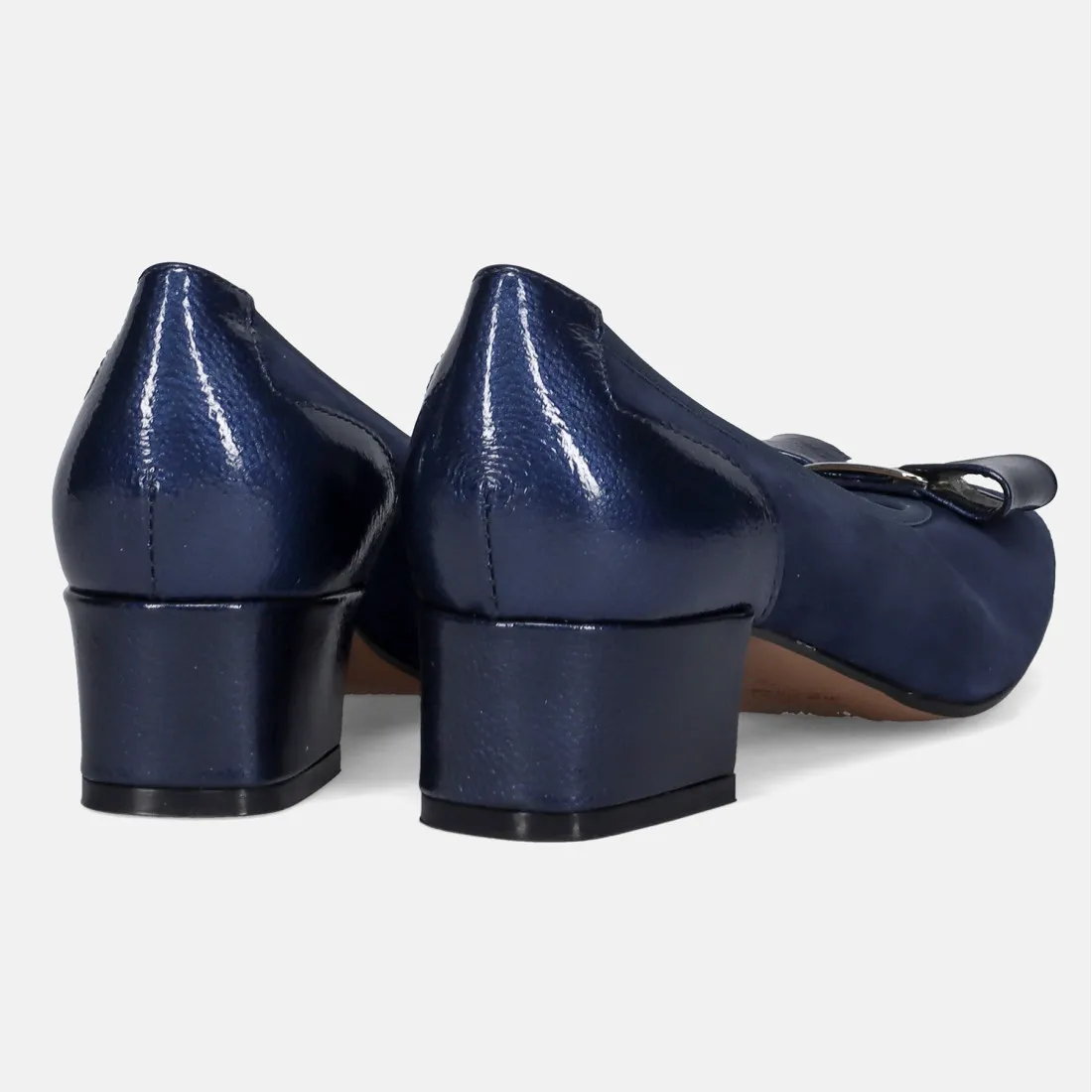 Décolleté Sangiorgio in camoscio blu con tacco basso e fiocco