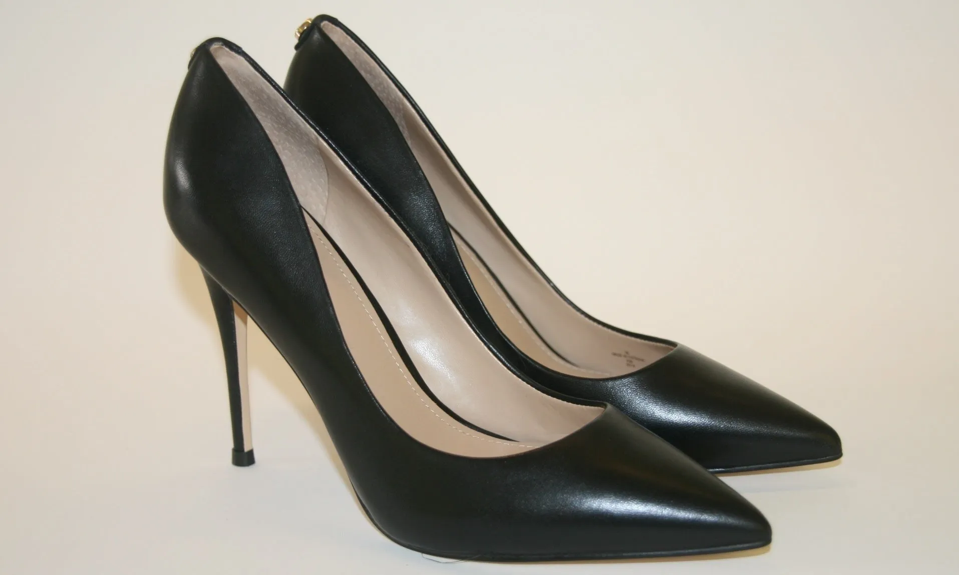 GUESS DECOLTE' TACCO ALTO 11 CM. PLATEAU INTERNO 1 CM PELLE BLACK RIF.G17