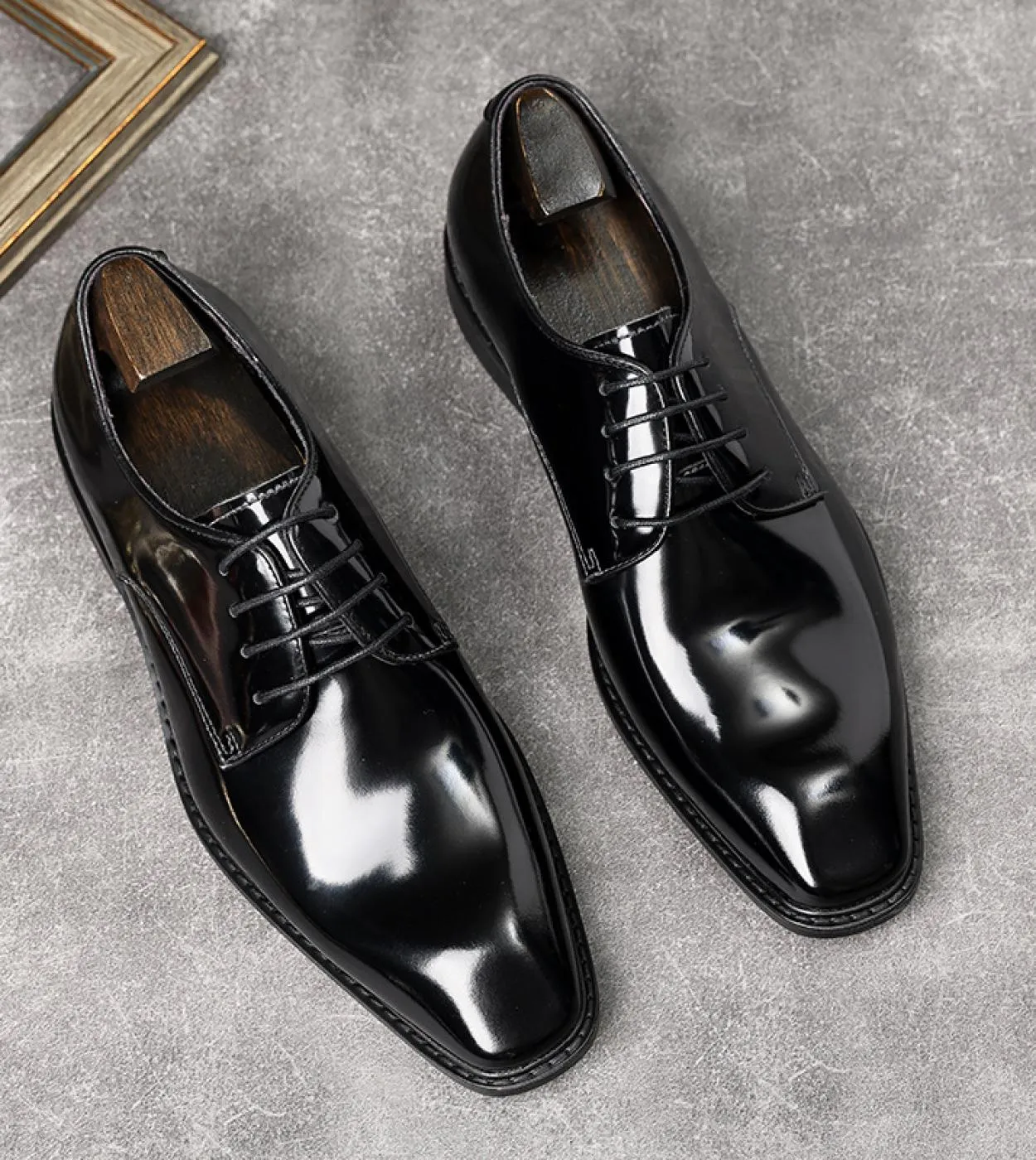 Nuove scarpe formali da uomo in pelle verniciata Luxury Genuine Leather 2023 Summer British Trend Designer Man Wedding Business