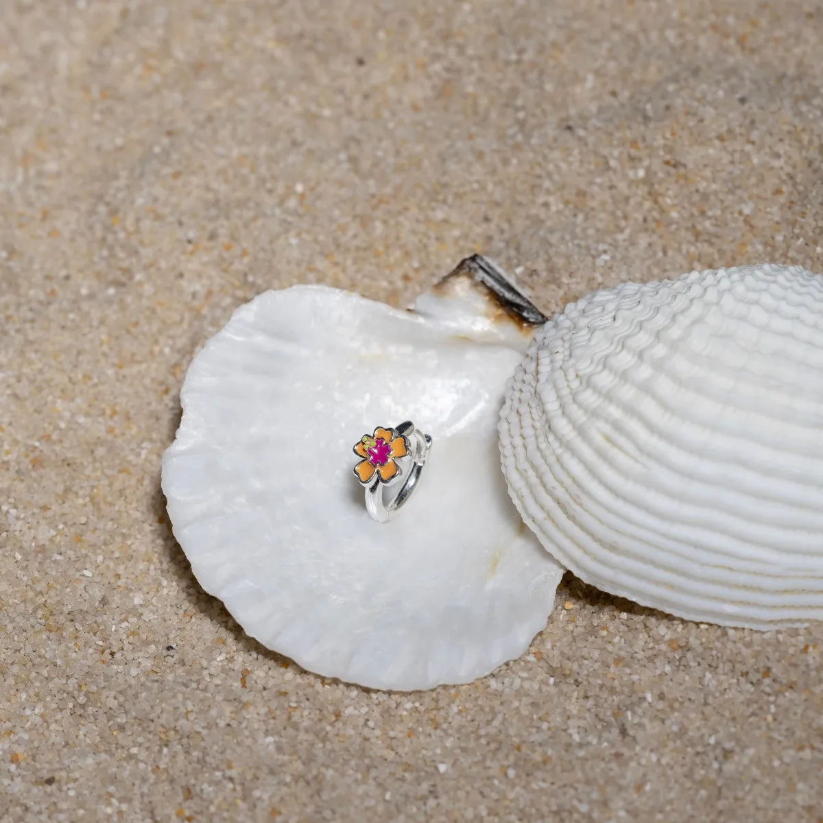 Orecchino a cerchio in argento 925 con fiore di ibisco pesca e fucsia e chiusura a scattino