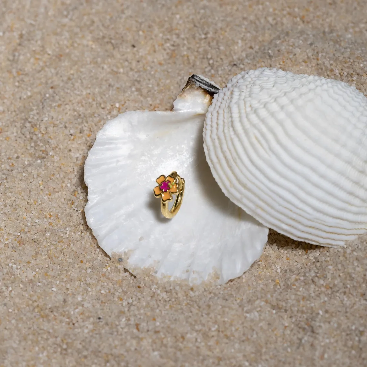 Orecchino a cerchio in argento 925 placcato oro con fiore di ibisco pesca e fucsia e chiusura a scattino