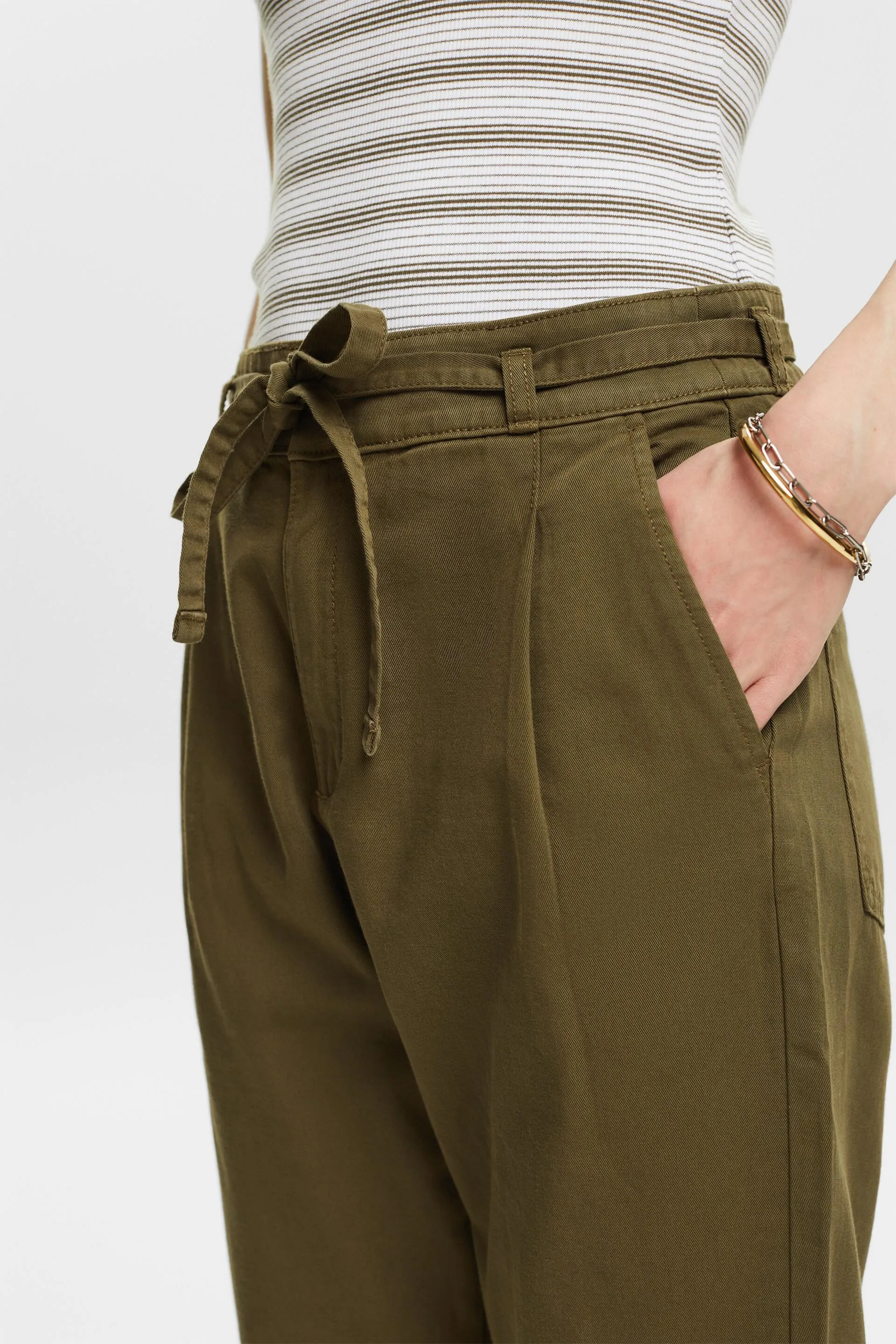 Pantaloni con pieghe in vita e cintura, cotone Pima