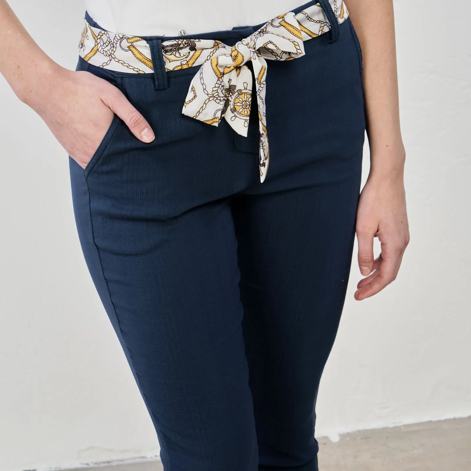 Pantaloni lunghi blu con fusciacca