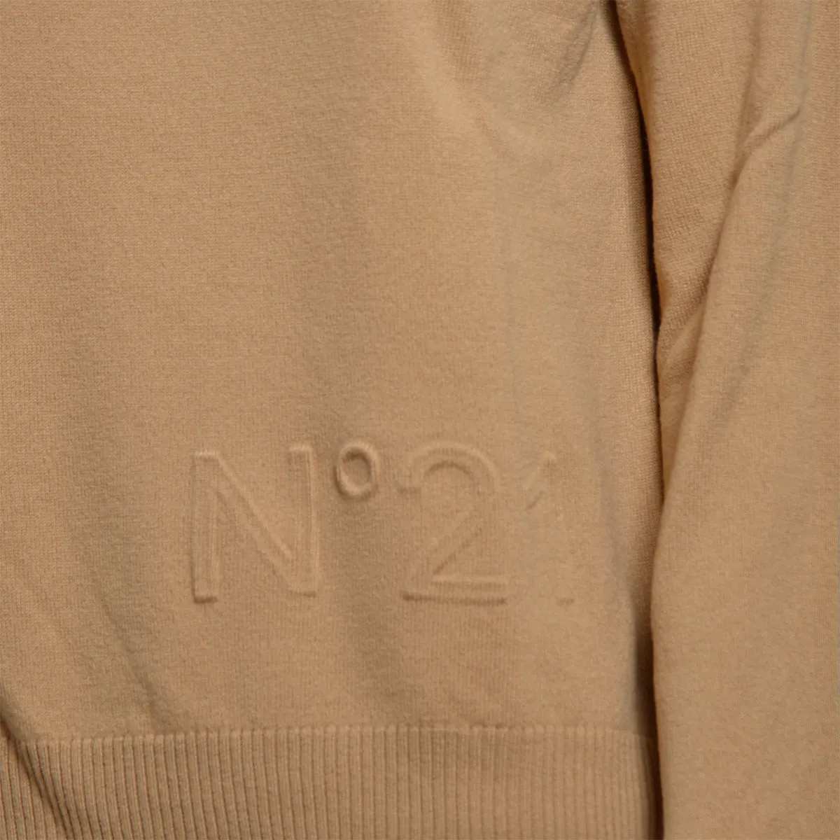 Pullover girocollo in lana vergine cammello con logo in rilievo N°21