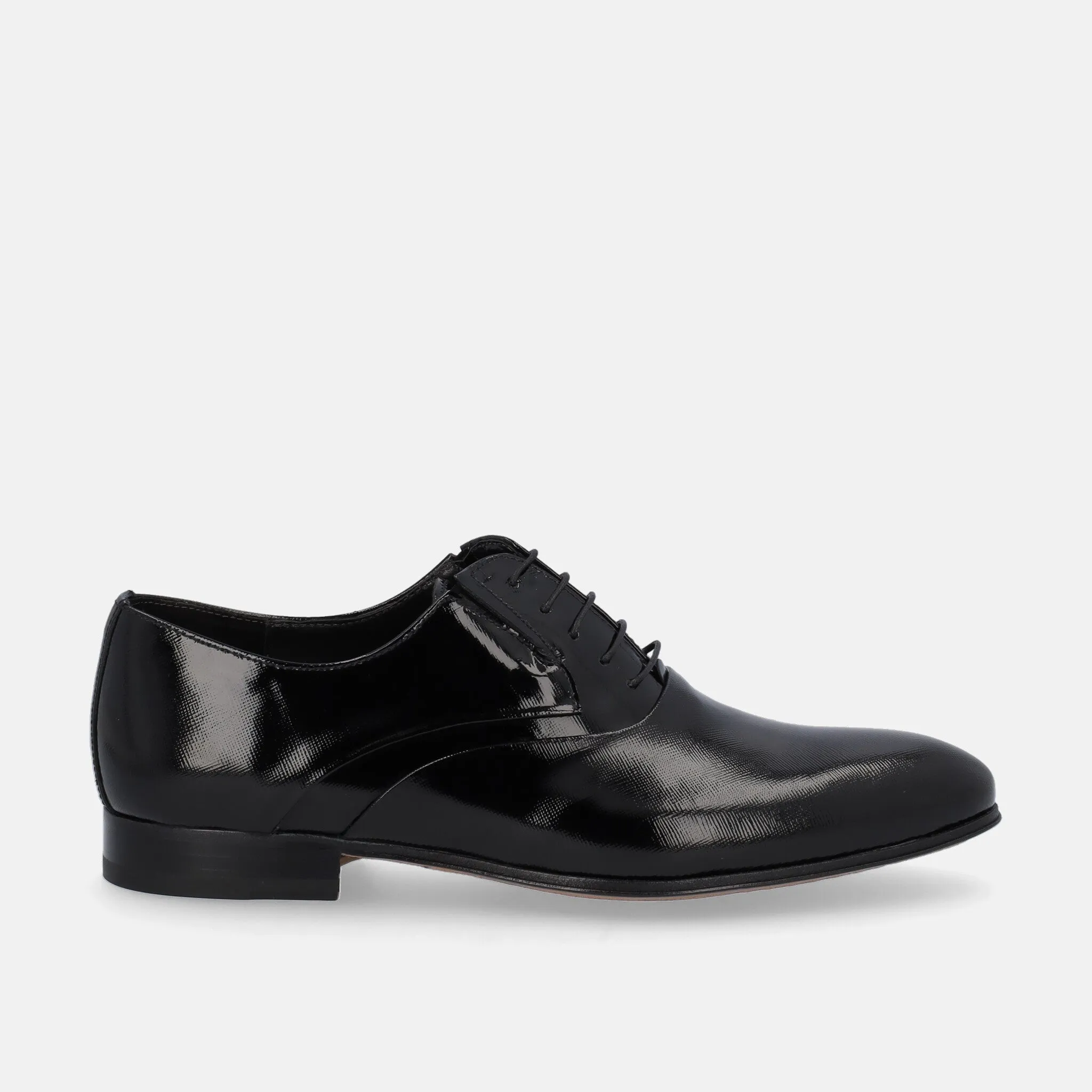 Scarpa stringata in pelle lucida
