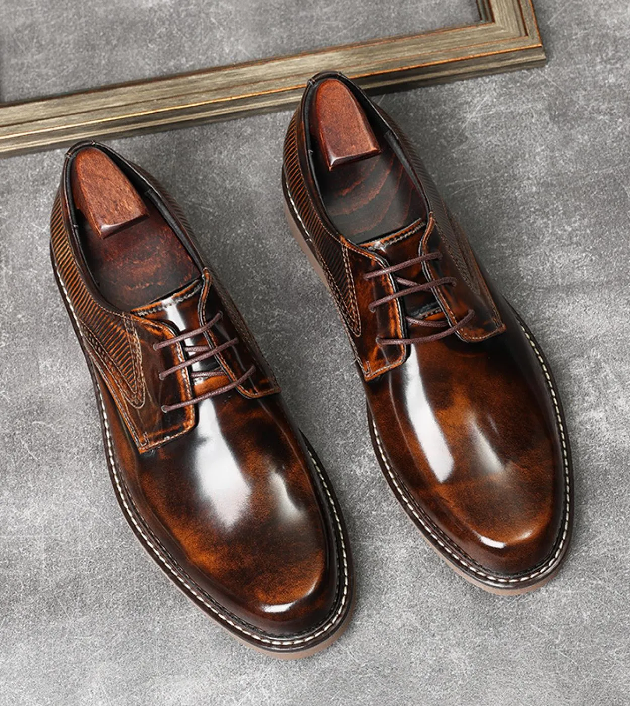 Scarpe eleganti da uomo firmate di tendenza britanniche Scarpe da sposa in pelle verniciata fatte a mano in vera pelle di marca