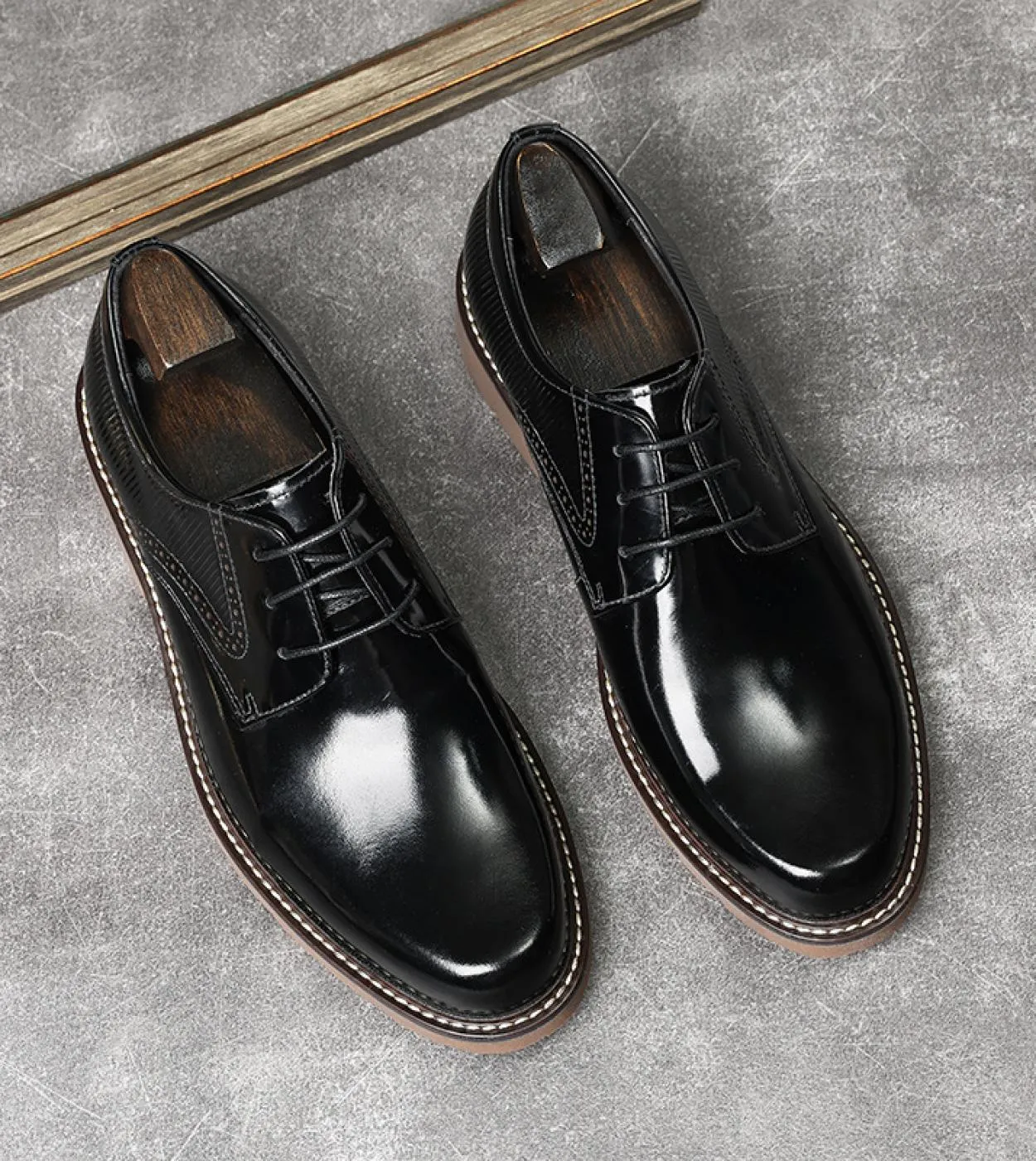 Scarpe eleganti da uomo firmate di tendenza britanniche Scarpe da sposa in pelle verniciata fatte a mano in vera pelle di marca