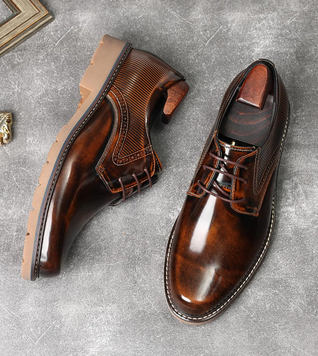Scarpe eleganti da uomo firmate di tendenza britanniche Scarpe da sposa in pelle verniciata fatte a mano in vera pelle di marca