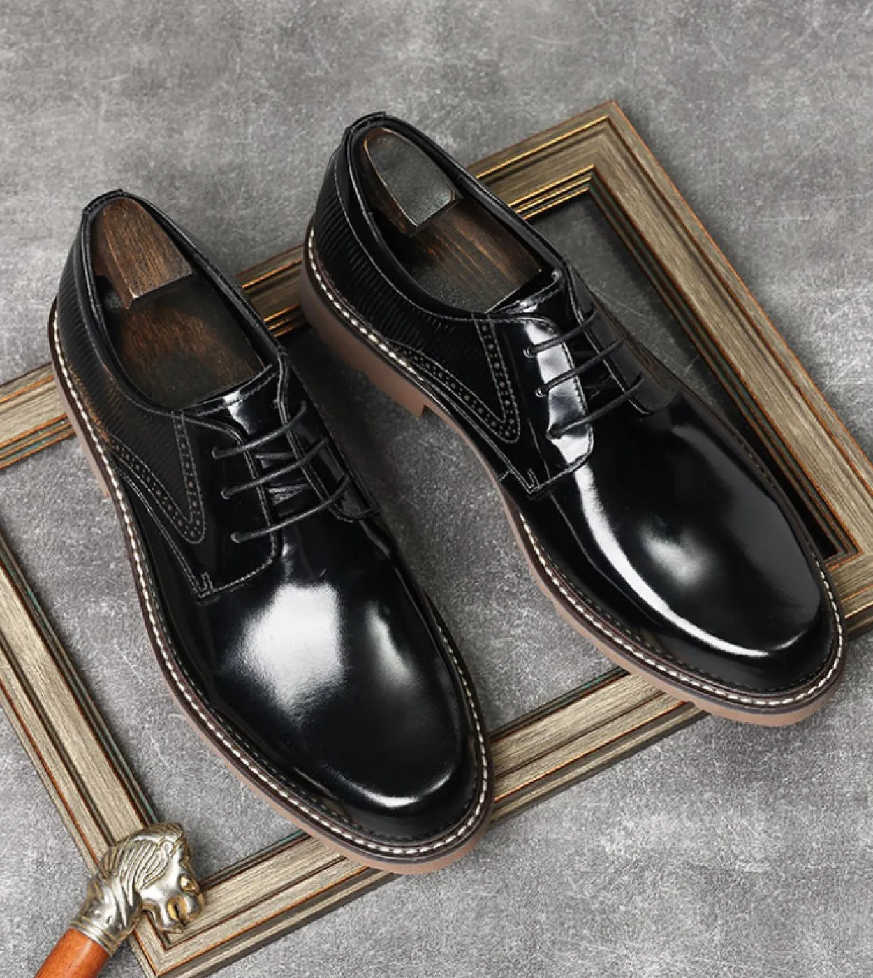 Scarpe eleganti da uomo firmate di tendenza britanniche Scarpe da sposa in pelle verniciata fatte a mano in vera pelle di marca