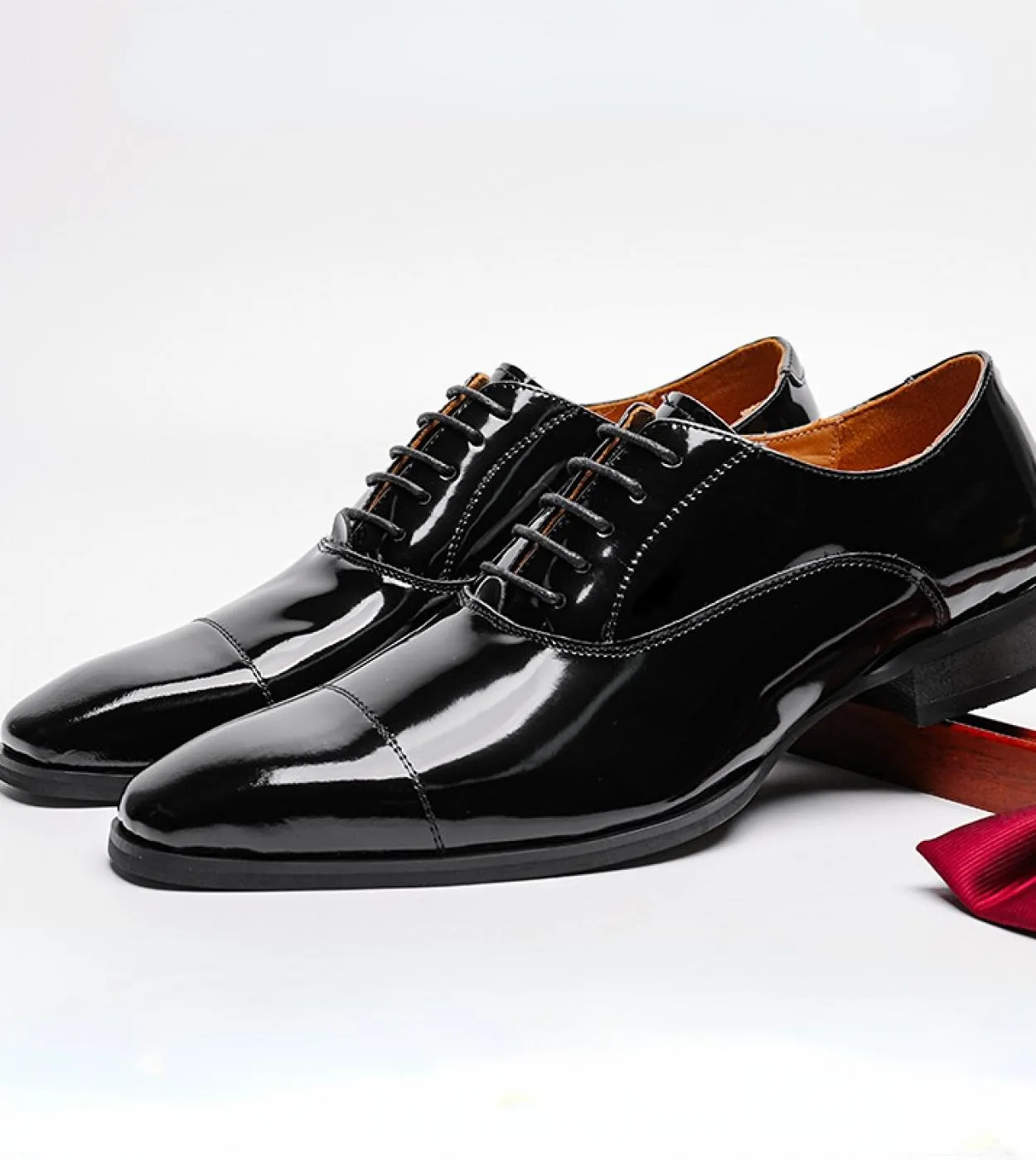 Scarpe formali da uomo in pelle verniciata di qualità 2023 Scarpe da ufficio per lavoro sociale nero di design in vera pelle di