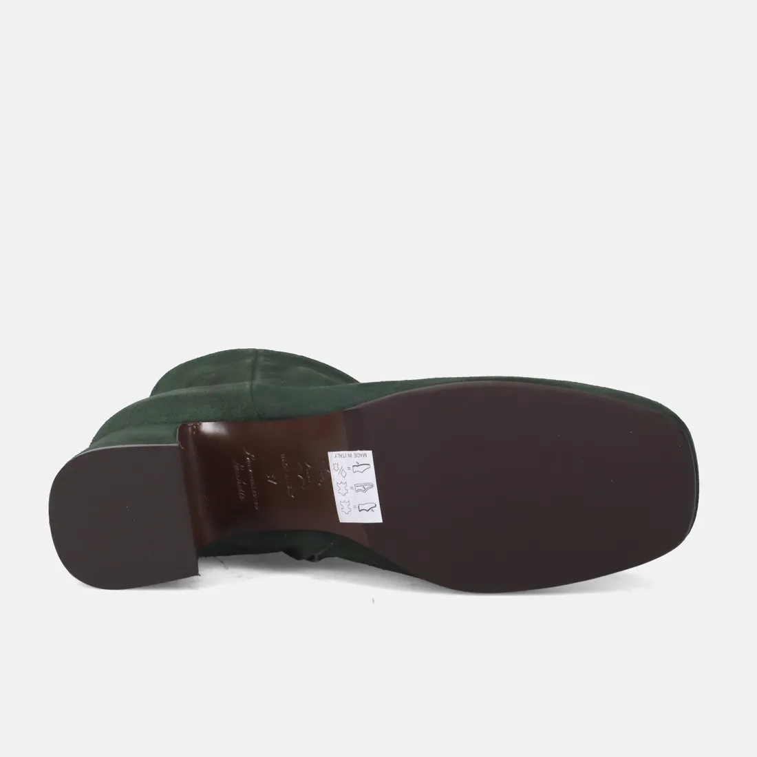 Stivaletto Calpierre in camoscio verde con tacco medio
