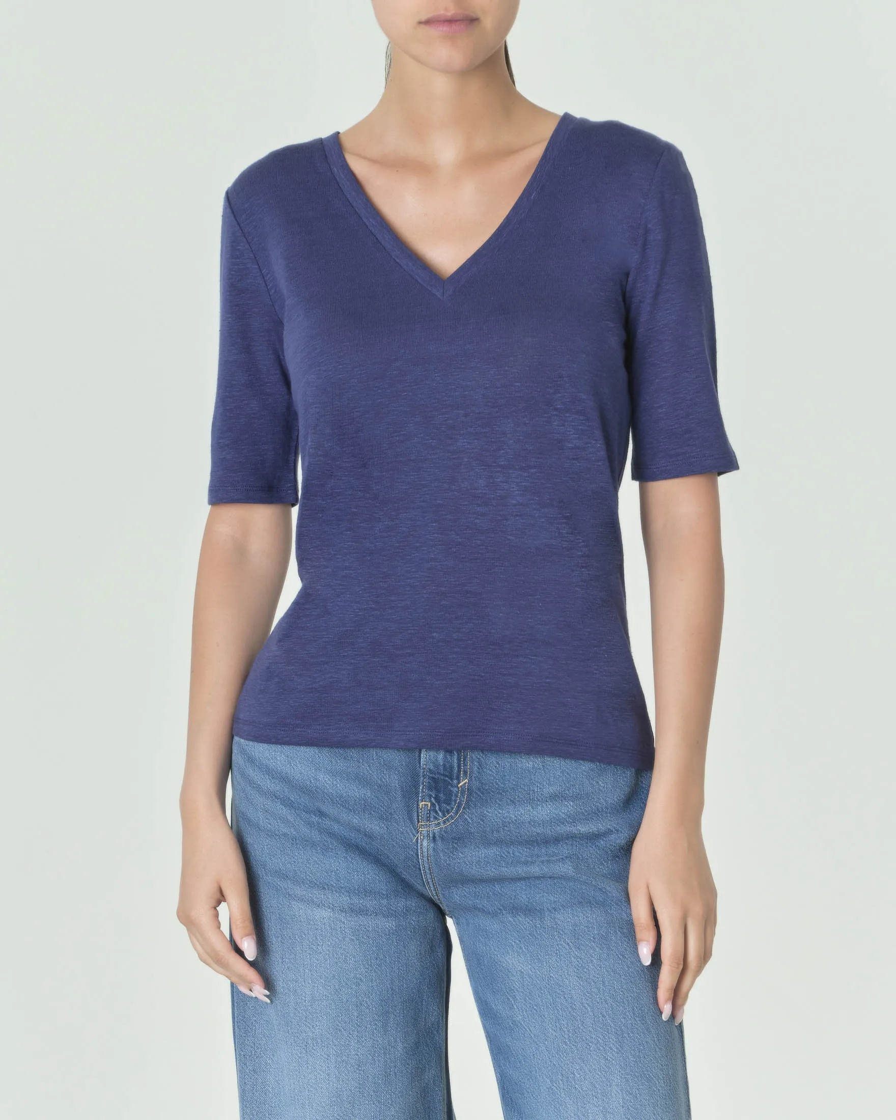 T-shirt blu in lino stretch con scollo a V e maniche al gomito
