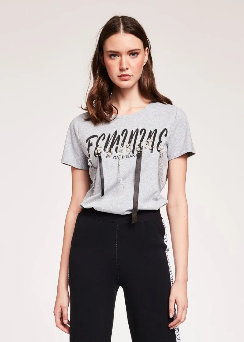T-shirt con nastri e perle