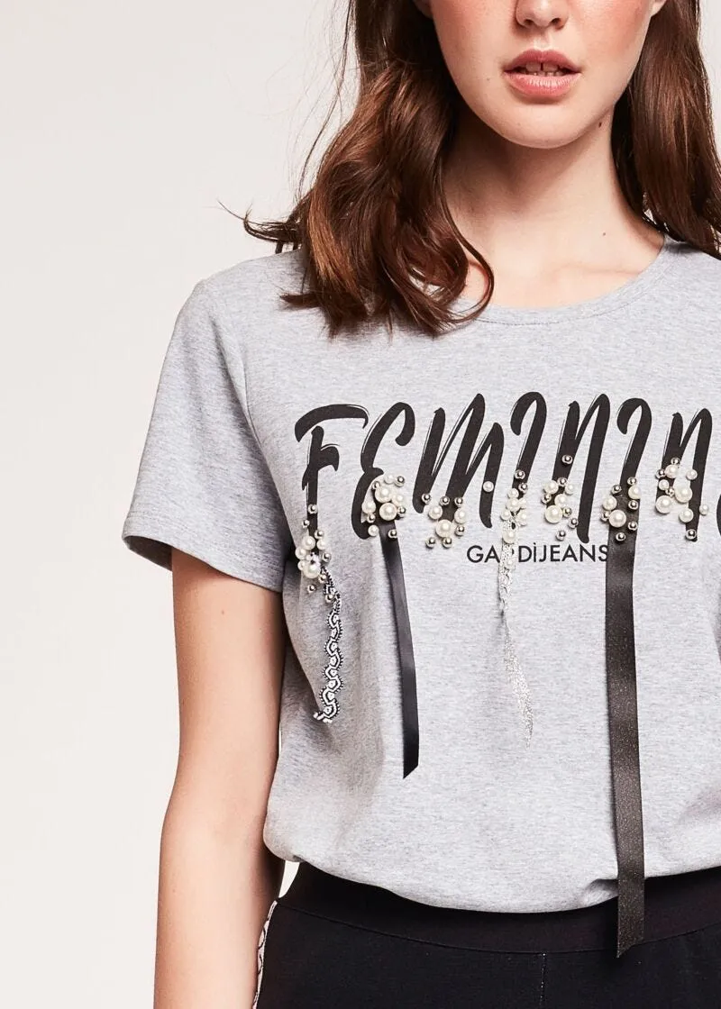 T-shirt con nastri e perle