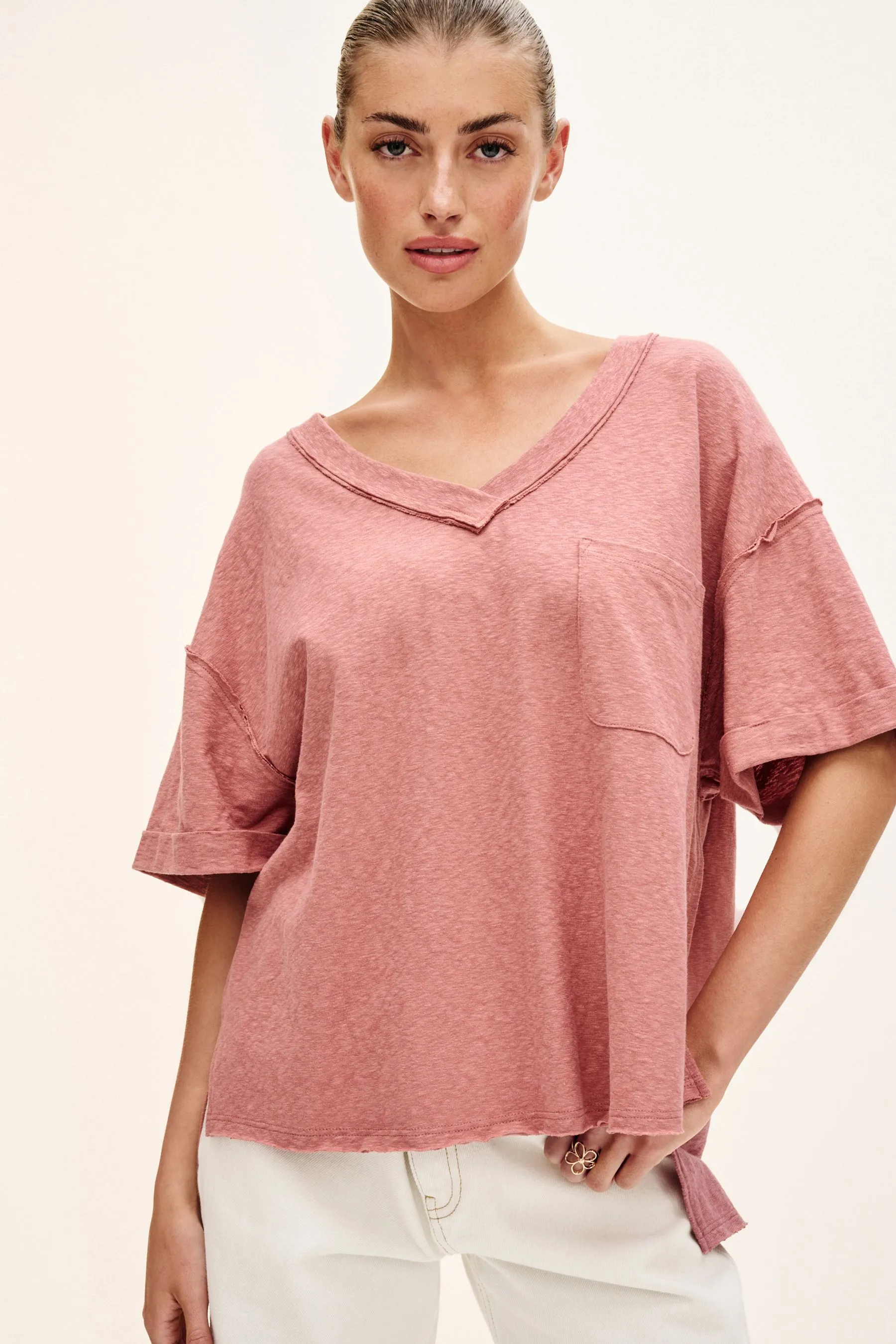 T-shirt oversize effetto lino con tasca e scollo a V