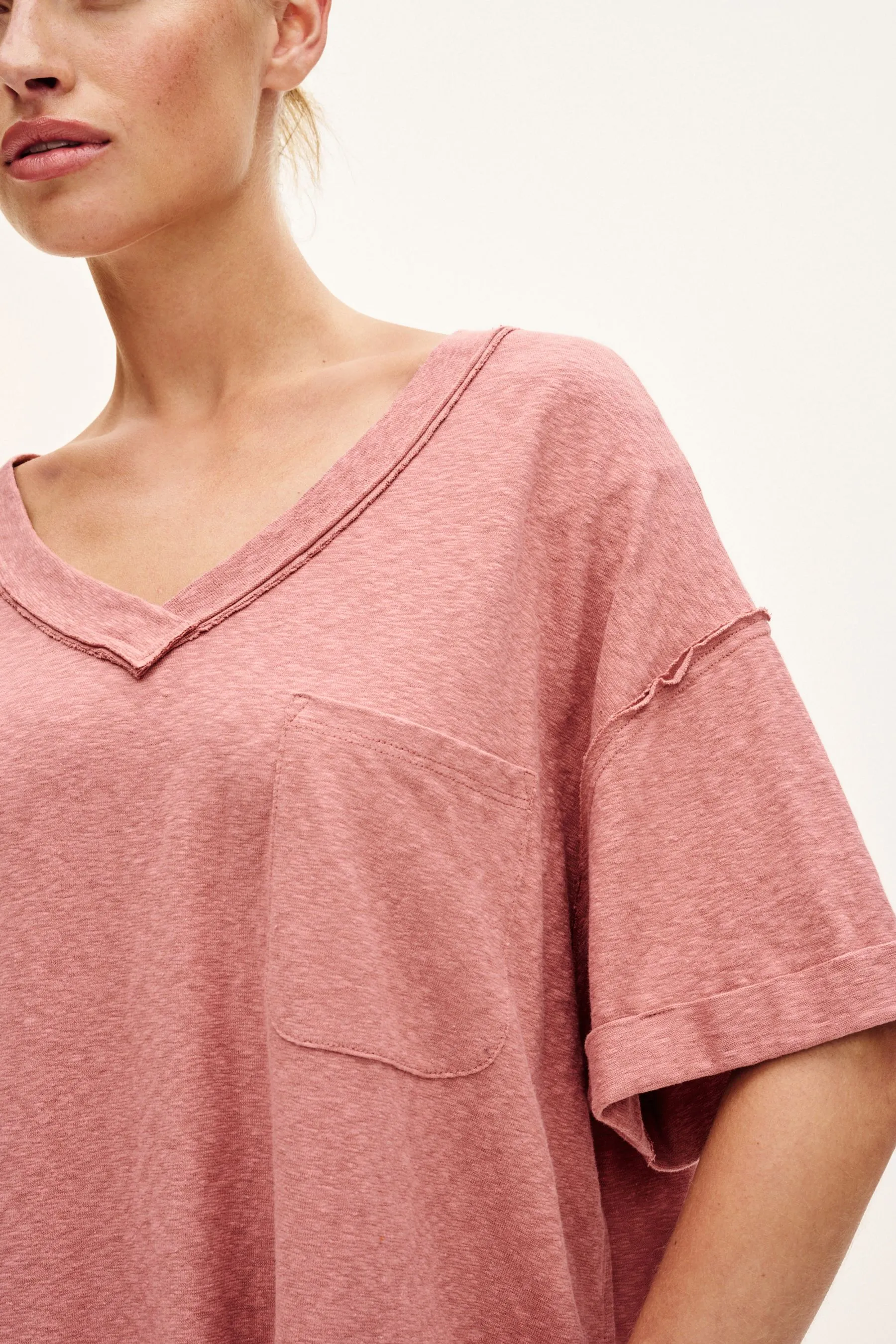 T-shirt oversize effetto lino con tasca e scollo a V